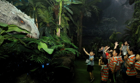 롯데백화점이 세계 5번째이자 아시아 최초로 국내에 선보이는 '쥬라기 월드 특별전' 효과를 톡톡히 보고 있다.김포에 위치한 전시관을 찾은 아이들이 즐거운 시간을 보내고 있다.  롯데백화점 제공